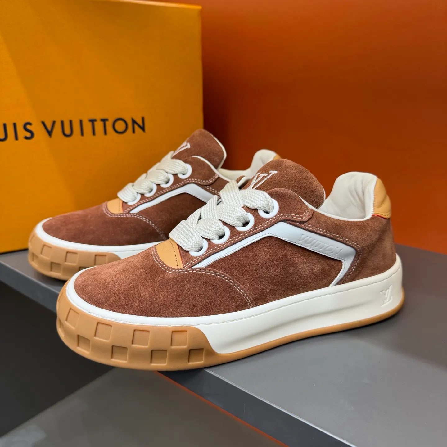 Factory price: 480💰Top version LV-Louis Vuitton-classic catwalk new model, empty glue process, original version 1:1 development! ! The upper foot is very comfortable. It is made of luxurious materials and fine workmanship. The midsole is printed with English letters "Made in Europe". The upper is made of calfskin imported from Italy. The side is decorated with the brand's LOGO and signature. The latest latex foot pads and mesh lining make the foot feel super comfortable. Original factory special supply of original two-color T men's shoes 💰U combination outsole. Bag technology Goodyear stitched edges Fabric: Exclusive custom first-layer cowhide Accessories: Exclusive private model Vuitton logo, lining: Customized silk mesh lining - first-layer silk cowhide lining Outsole: T men's shoes 💰U combination outsole wear-resistant, non-slip and anti-yellowing Foot pads: new latex pad-mesh sweat-absorbent Technology: fully computerized sewing machine wire drawing Toe cap Back cover Hot and cold shaping Full set of pull-top lasts, medium and low logo pattern, code number: 38-44, customized 45